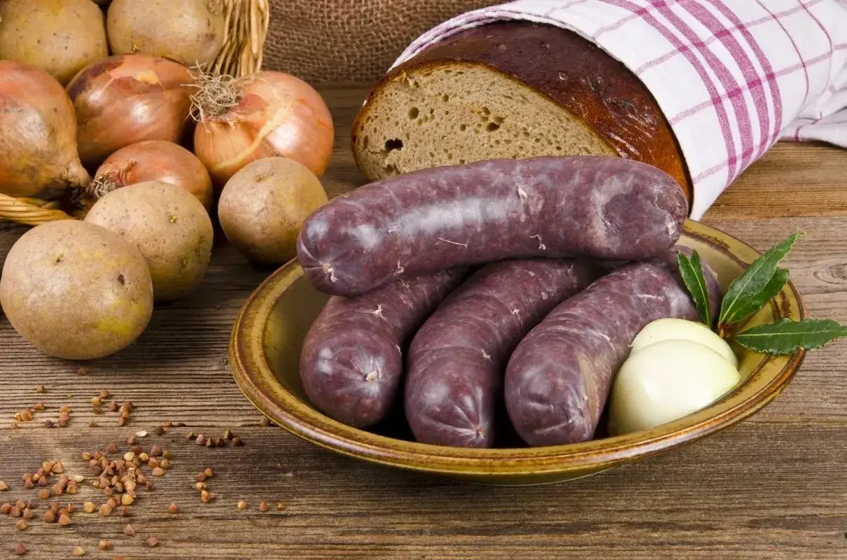 Kaszanka, ziemniaki, cebula i chleb – idealny zestaw na obiad. Dowiedz się, jak długo parzyć kaszankę, by była pyszna.