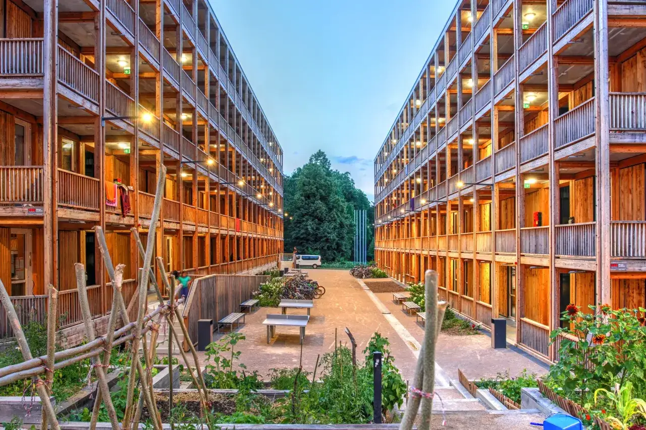 B&acirc;timents en bois, symboles du d&eacute;veloppement durable, avec balcons, jardins et espaces communs.