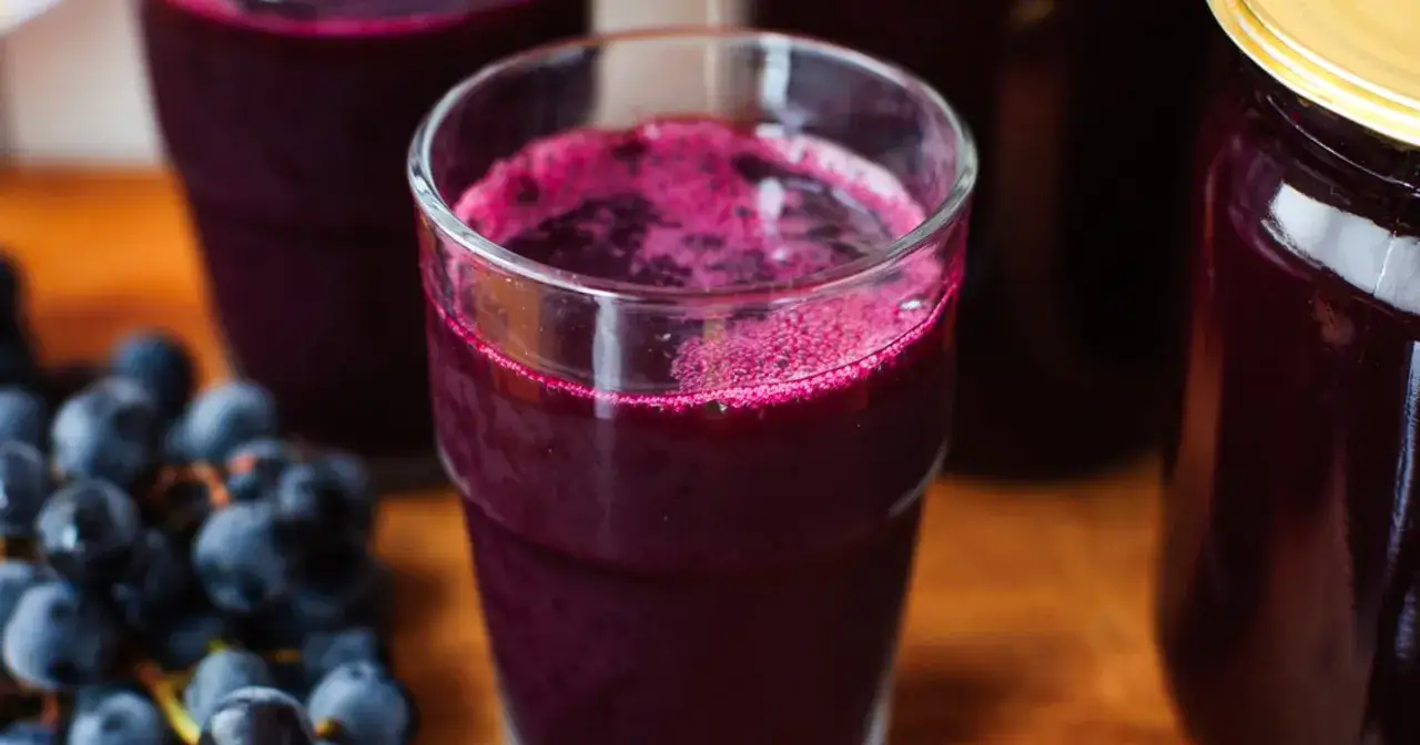 Osoba pijąca zdrowe smoothie z winogron