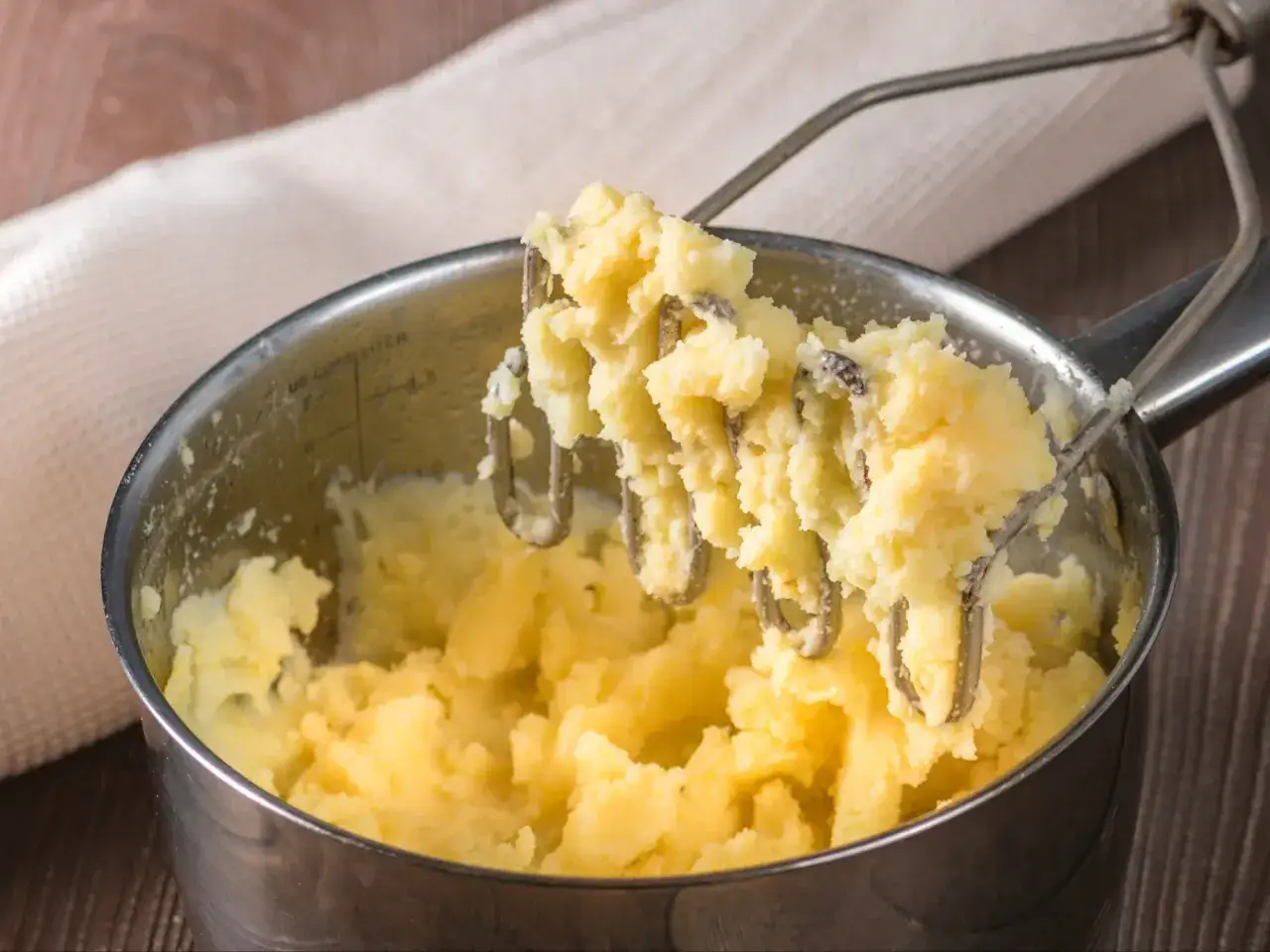 Puree ziemniaków w garnku, gotowe do podania. Właściwy czas, ile gotować ziemniaki, to klucz do idealnego purée.