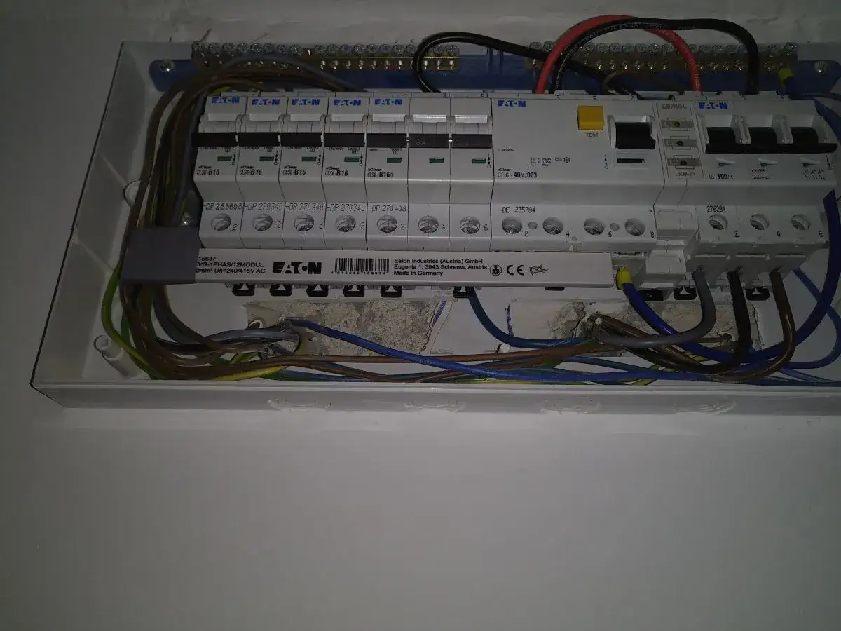 Rozdzielnica elektryczna z bezpiecznikami. W razie awarii, gdzie zgłosić brak prądu? Sprawdź instrukcję lub zadzwoń na pogotowie energetyczne.