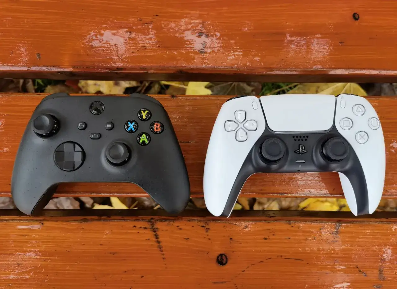 Por&oacute;wnanie kontroler&oacute;w DualSense i Xbox