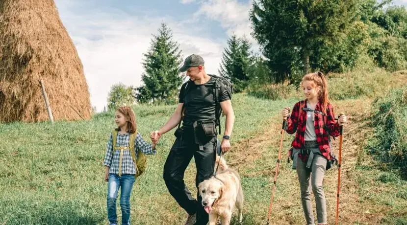 rodzina w g&oacute;rach przygotowania do wycieczki