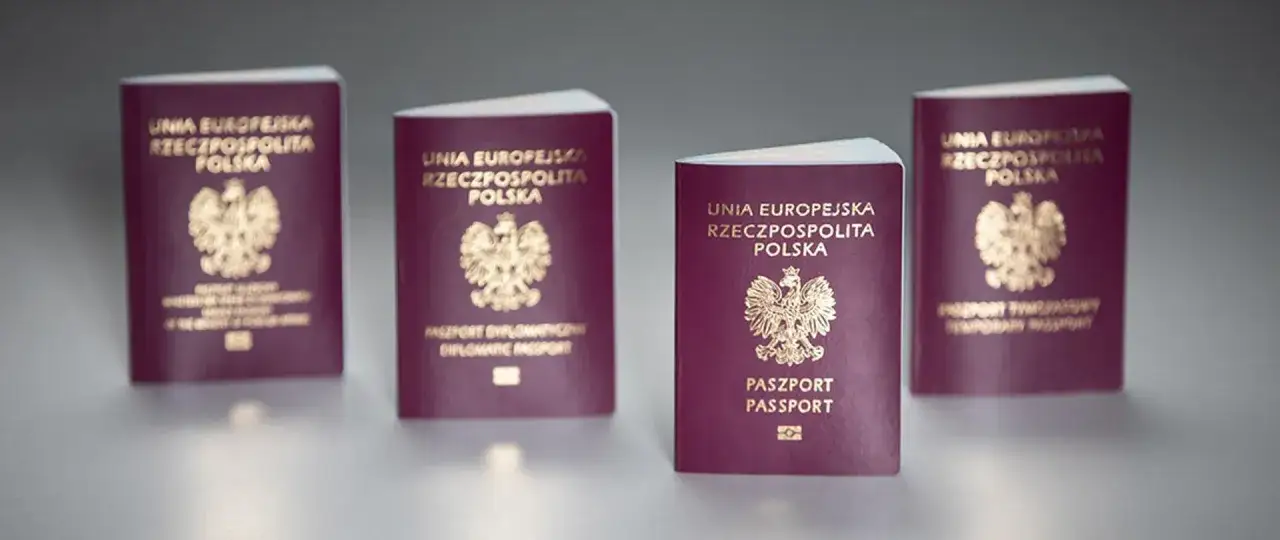 Cztery polskie paszporty, w tym dyplomatyczny i tymczasowy. Czy trzeba oddać stary paszport?