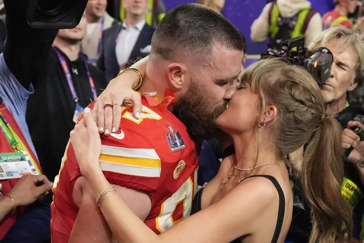 Travis Kelce e Taylor Swift si baciano dopo la vittoria del Super Bowl.