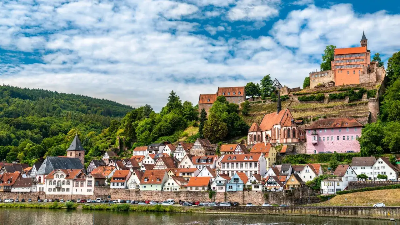 Malerische Stadt am Flussufer, ideal f&uuml;r einen Tagesausflug in Hessen. Fachwerkh&auml;user und eine Burgruine thronen am Hang.