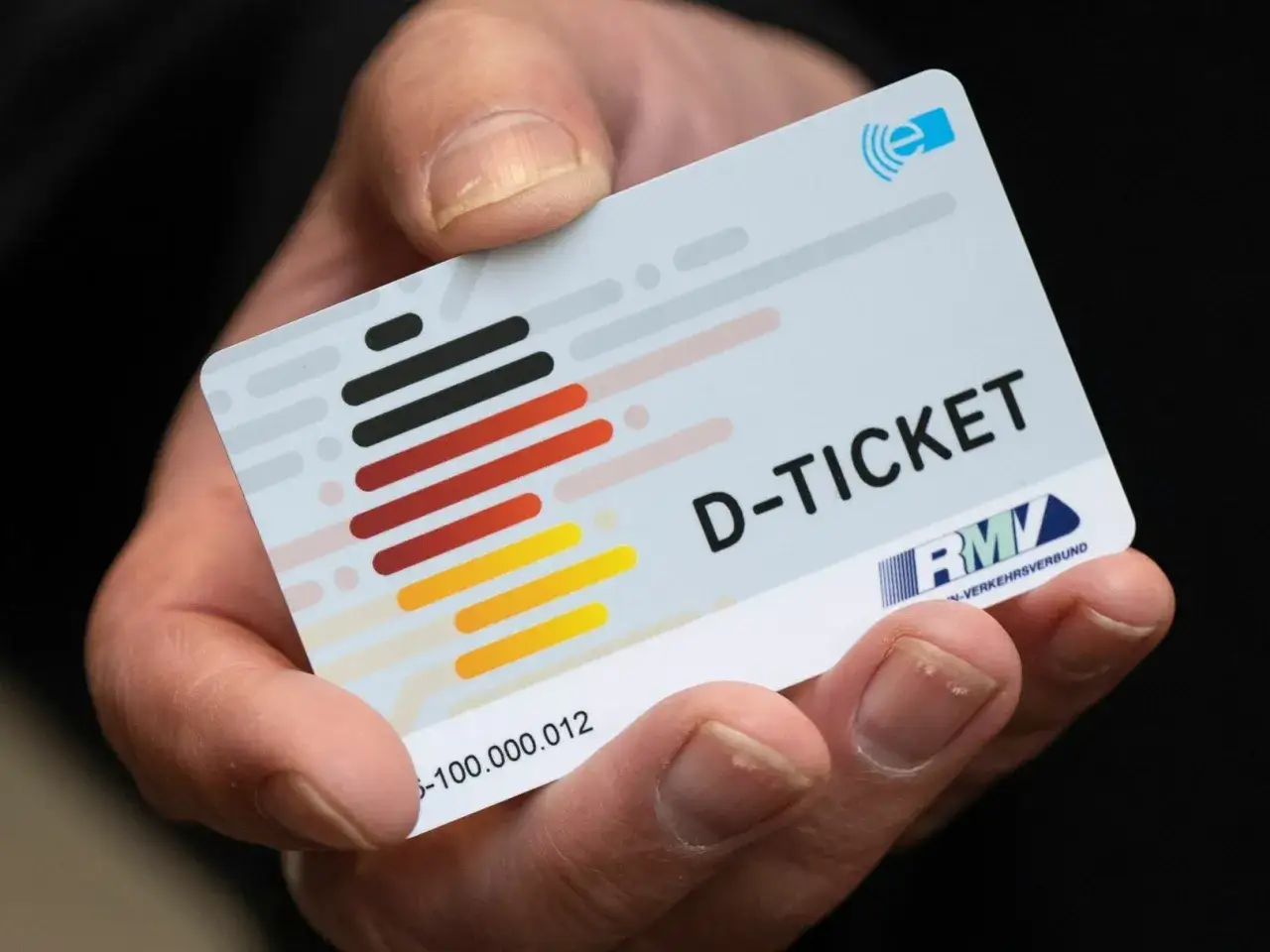 Ein D-Ticket, das die Bedeutung von SPNV f&uuml;r Mobilit&auml;t unterstreicht, wird in einer Hand gehalten.