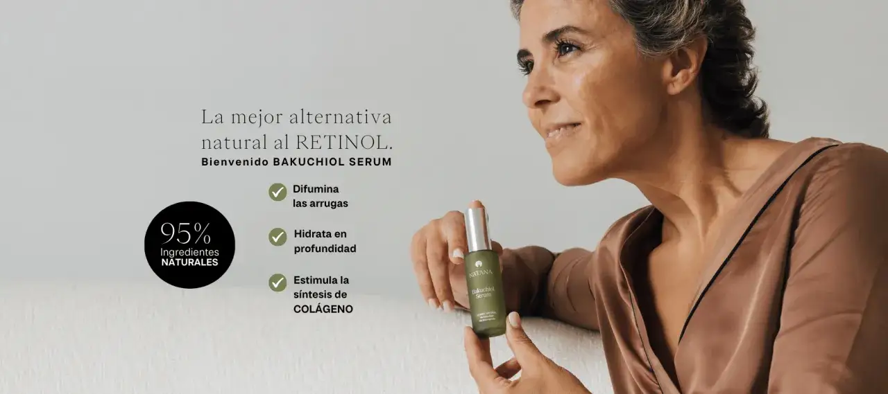 Mujer sonriente con suero Bakuchiol, la alternativa natural al retinol vegetal. 95% ingredientes naturales.