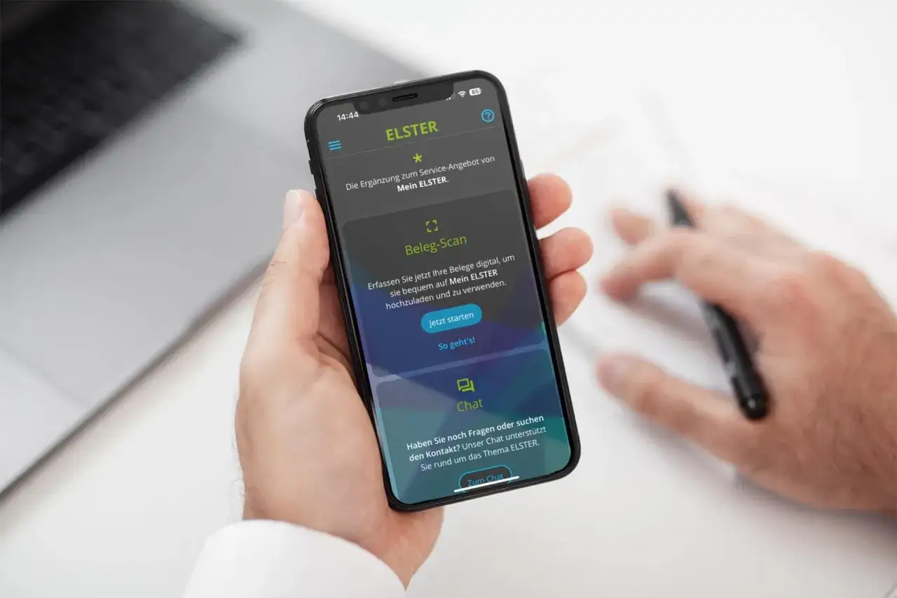 Hand hält Smartphone mit ELSTER steuer app. Beleg-Scan und Chat-Funktion sind sichtbar.
