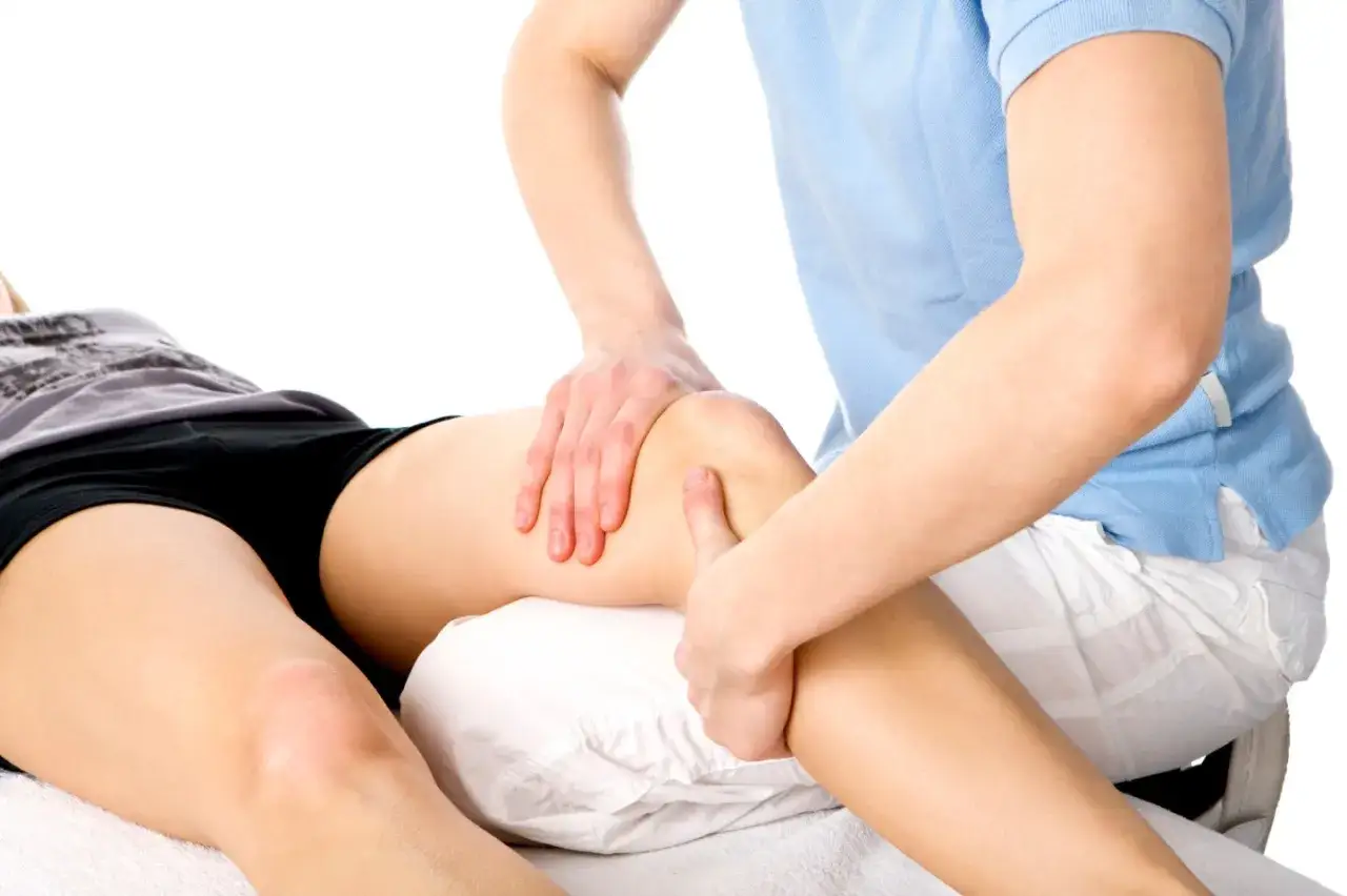 Mani esperte eseguono manipolazione osteopatica ginocchio per alleviare il dolore e migliorare la mobilità.