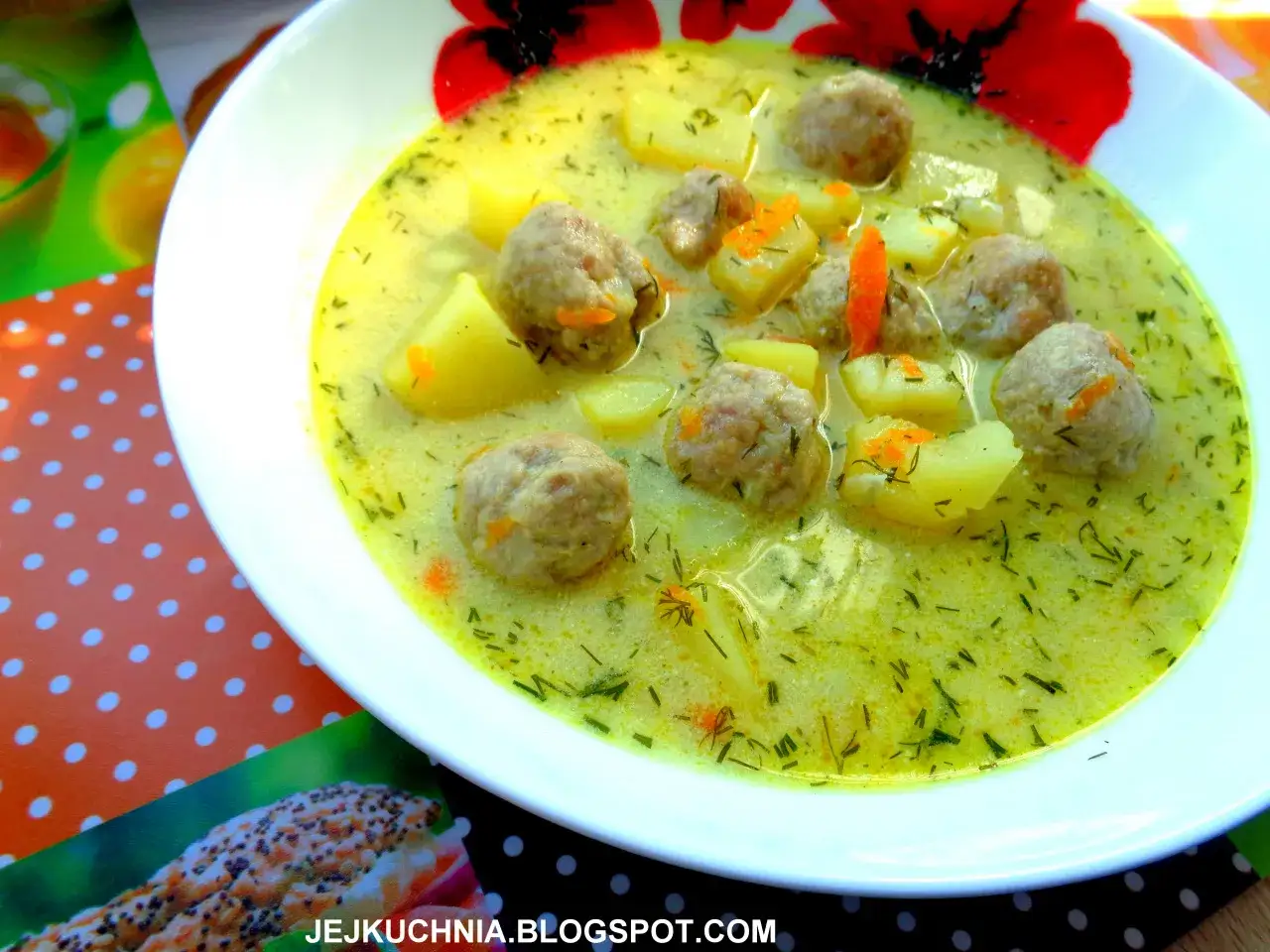 Zupa klopsowa babci: aromatyczna, kremowa z klopsikami, ziemniakami i marchewką, posypana koperkiem. Smak dzieciństwa!