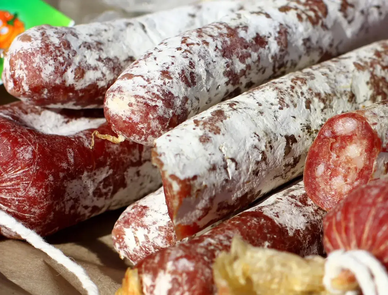 Kiełbasy pokryte białym nalotem, gotowe do suszenia.