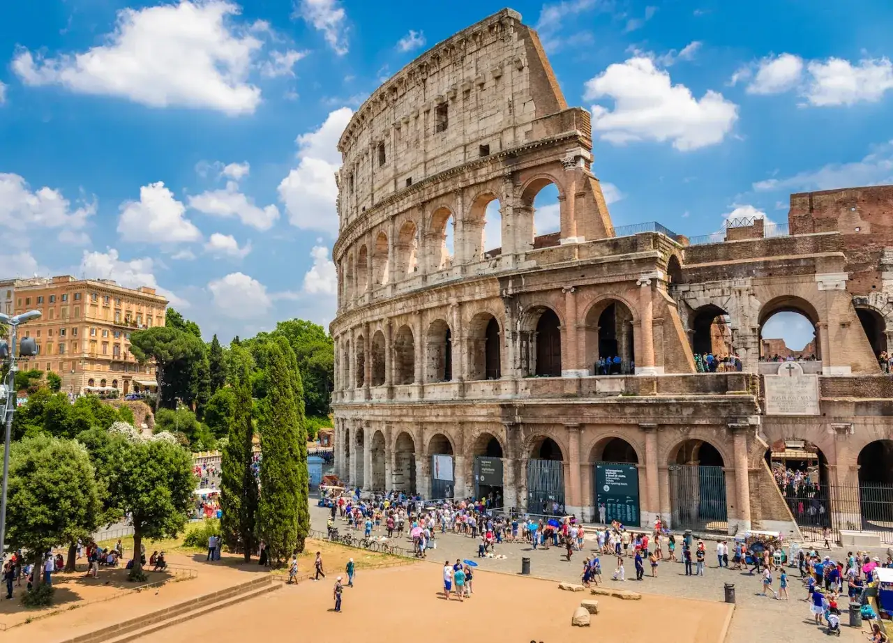 Colosseum i Rom, en imponerande antik arena. H&auml;r finns fakta om Rom och dess historia.