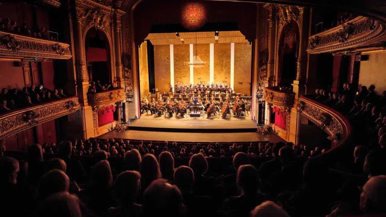 En storslagen teater med orkester på scenen. En musikal i Stockholm 2026 kan se ut så här.