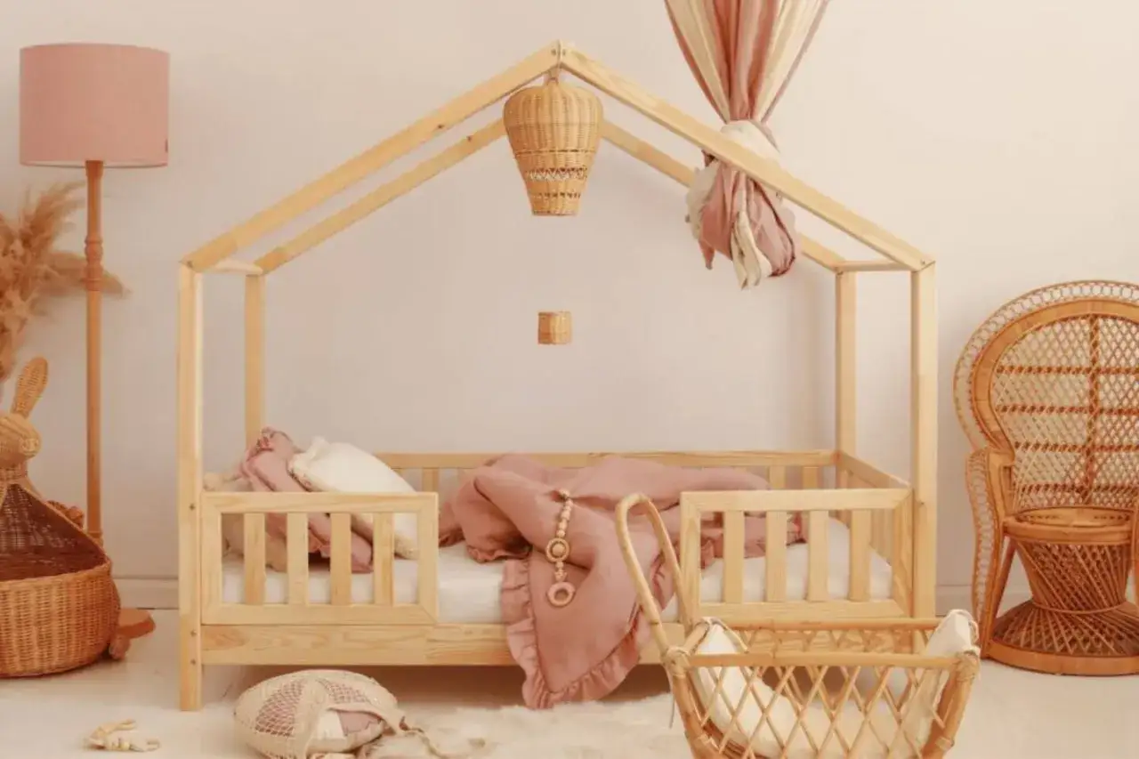 Un lit cabane en bois, une id&eacute;e parfaite pour une chambre d'enfant. Douceur et jeux assur&eacute;s avec ce cocon douillet.