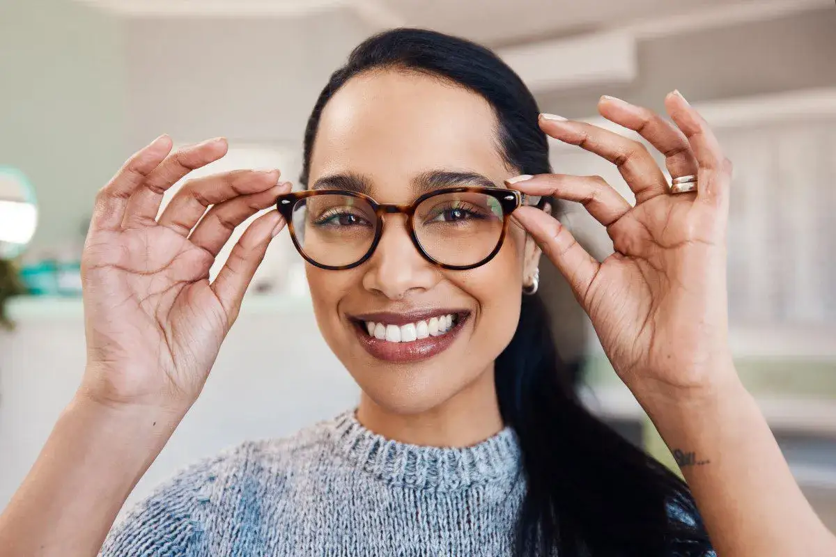 optometrysta dobiera okulary