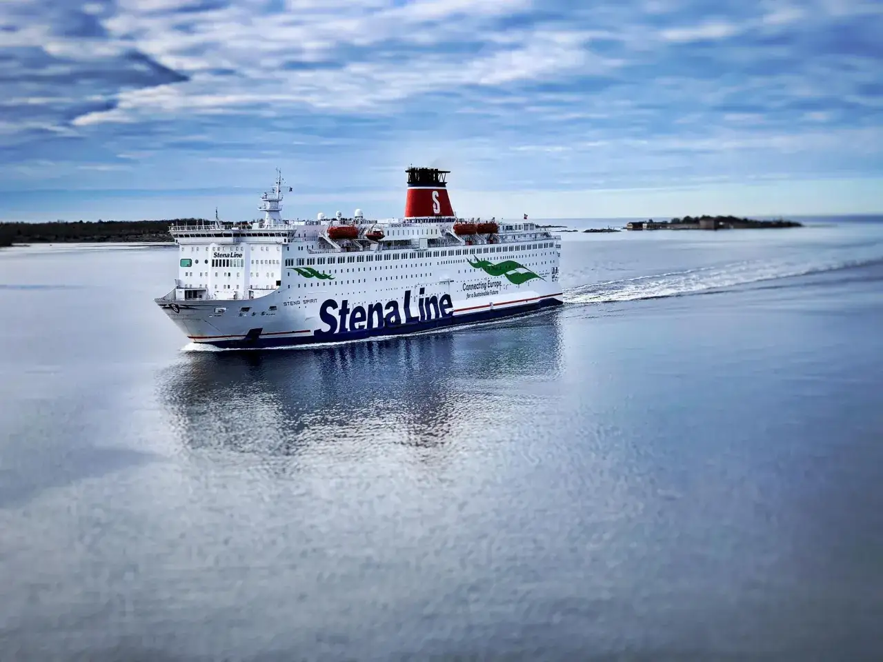 Prom Stena Line płynie po spokojnym morzu, łącząc Gdynię z Kopenhagą.