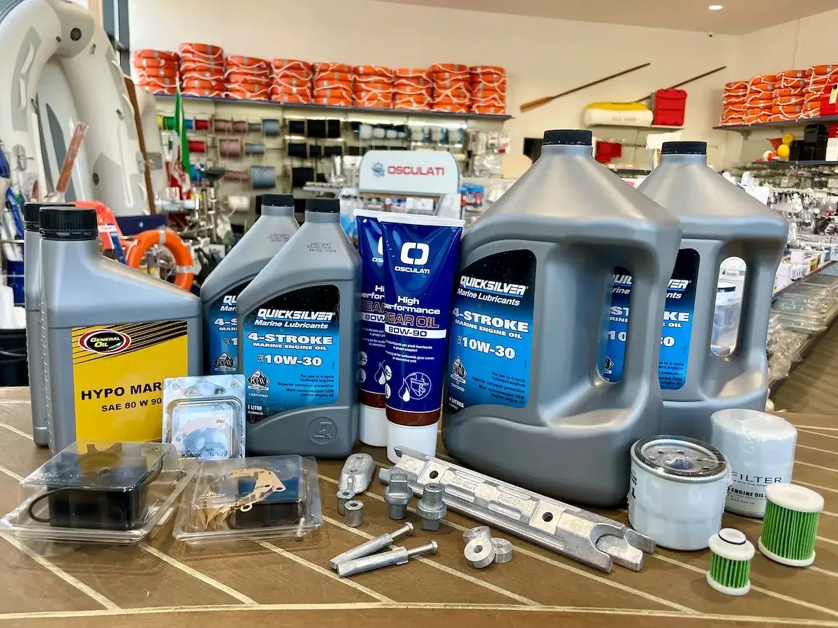 Kit per il cambio olio motore fuoribordo 4 tempi: oli Quicksilver, filtri e attrezzi.
