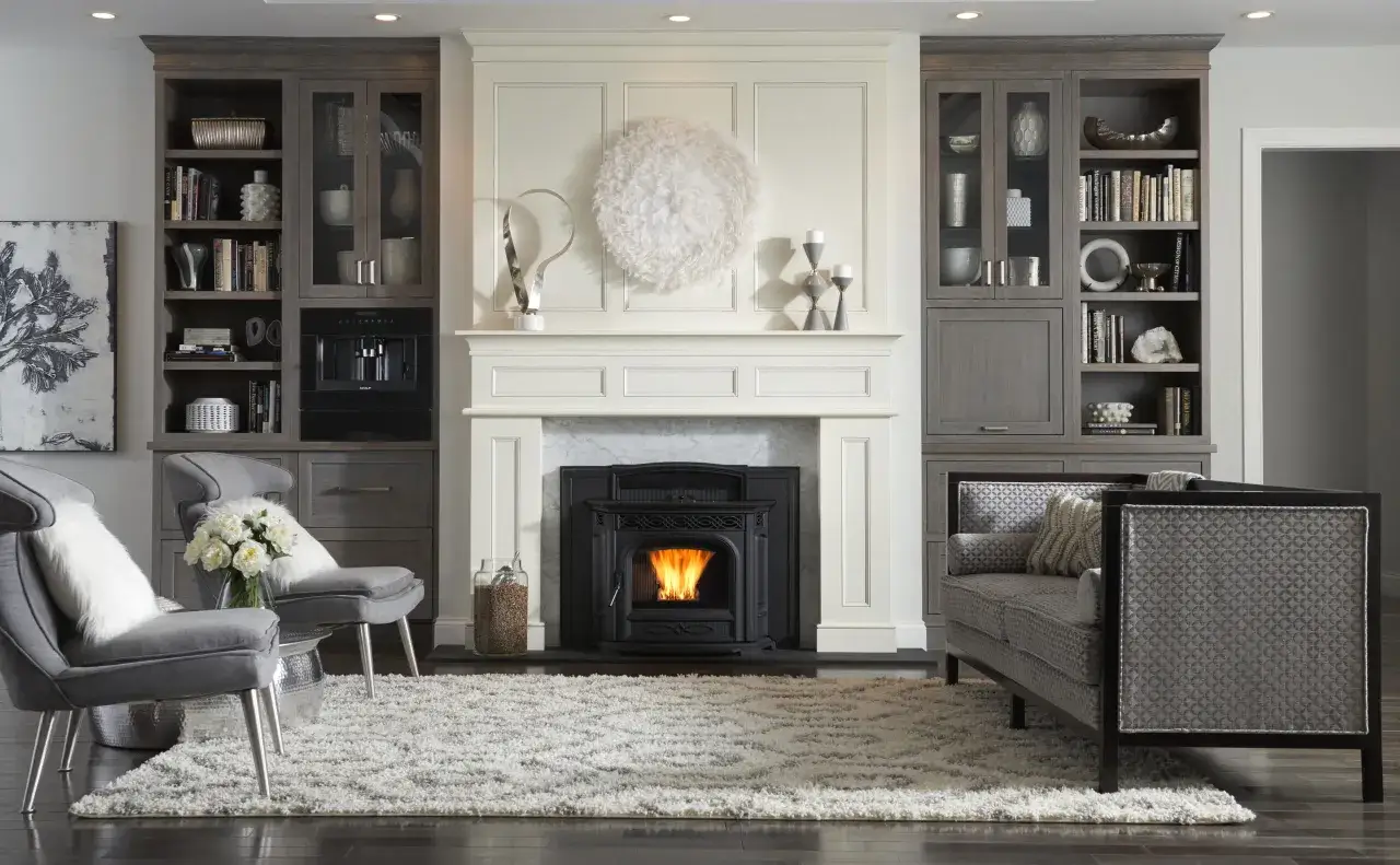 Elegante sala con chimenea de pellets encendida, sof&aacute;s grises y estanter&iacute;as empotradas.