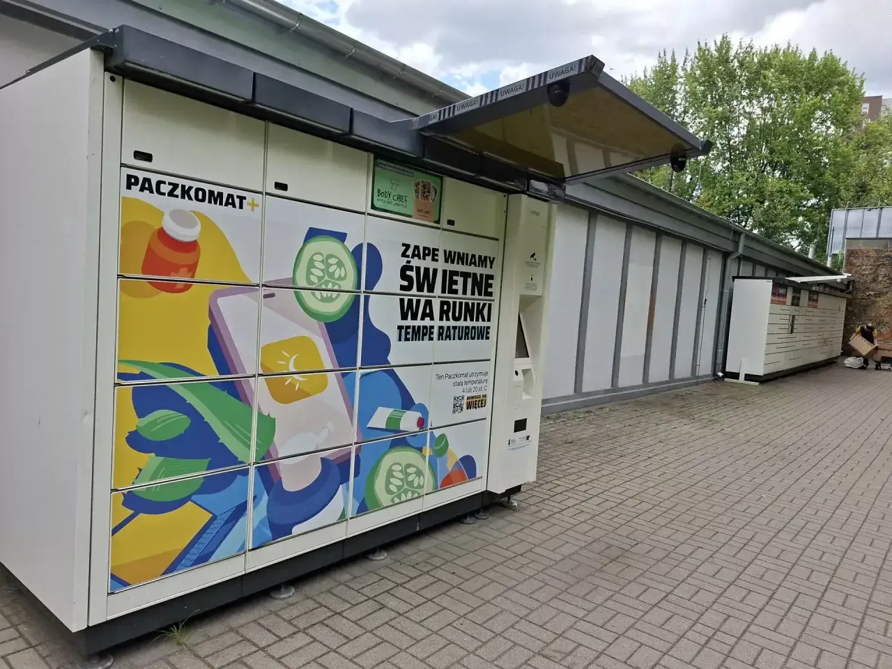 Kolorowy Paczkomat InPost z grafiką nawiązującą do zdrowego stylu życia. To część historii rozwoju sieci paczkomatów w Polsce.