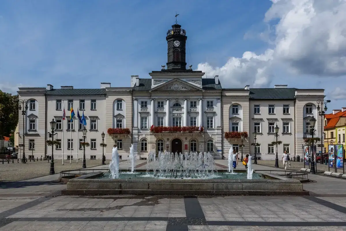Stary Rynek Płock z fontanną i ratuszem.