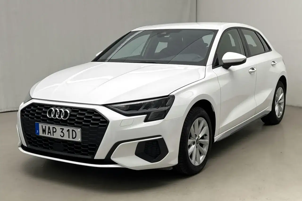 Vit begagnad Audi A3 med svensk registreringsskylt WAP 31D. En elegant och modern bil redo f&ouml;r nya &auml;ventyr.