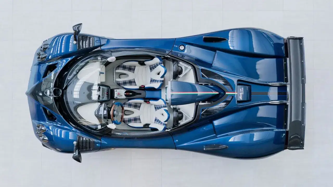 Interno della Pagani Barchetta blu, con sedili a scacchi bianchi e blu, volante e dettagli in fibra di carbonio.