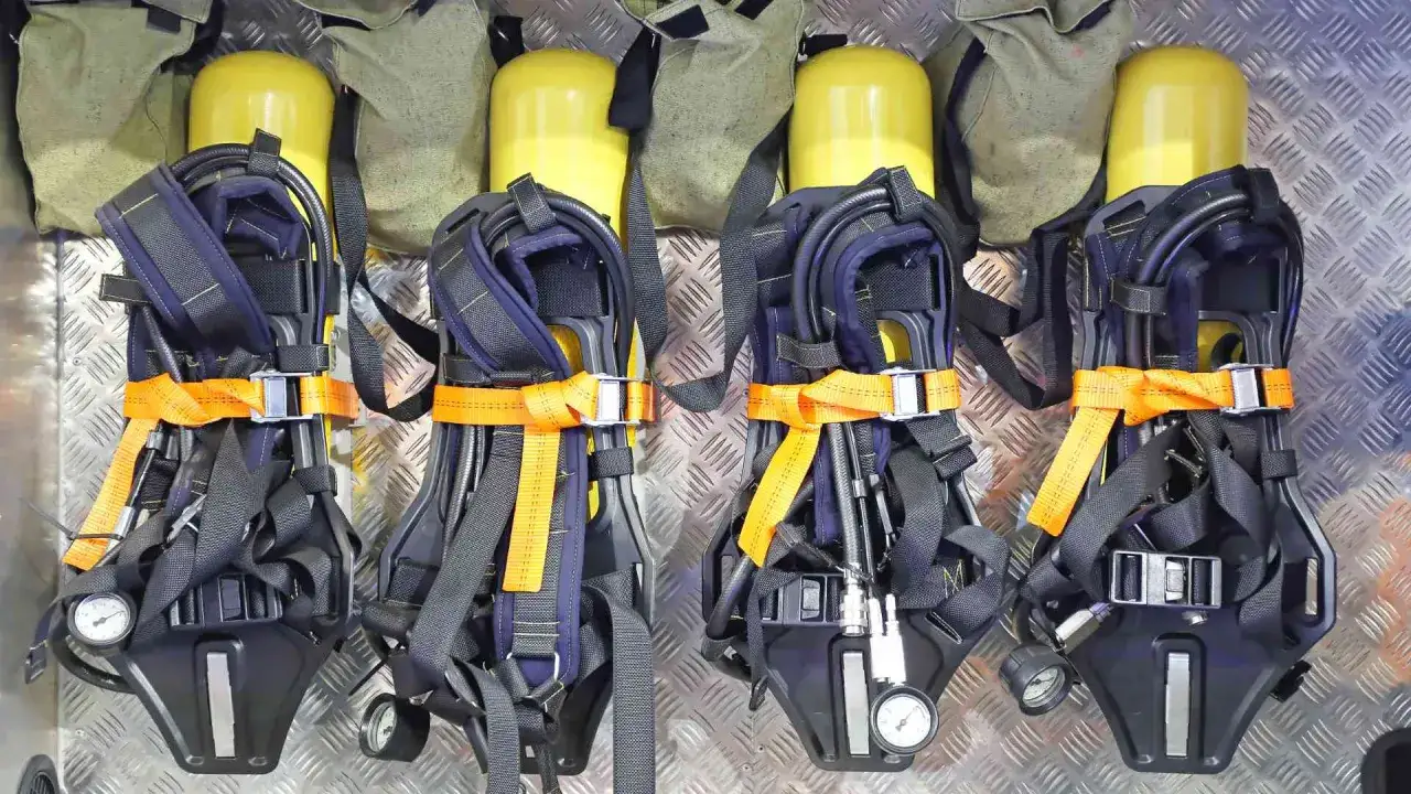 Imbracature per autorespiratori con bombole gialle, pronte per i vigili del fuoco. Ecco quali sono i DPI terza categoria per la sicurezza.
