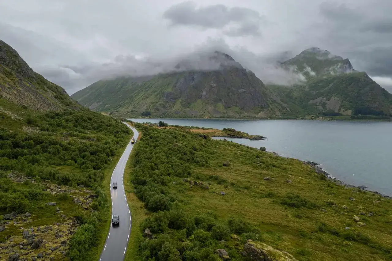 Autofahrt entlang der K&uuml;ste, Berge im Nebel. Tolle Lofoten Tipps f&uuml;r deine Reise!