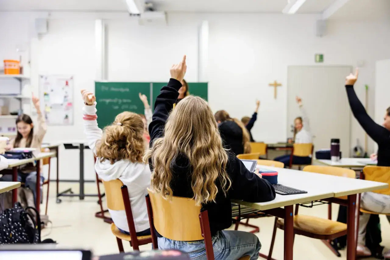 Sch&uuml;ler melden sich im Unterricht, ein Beispiel f&uuml;r aktive Schulentwicklung.