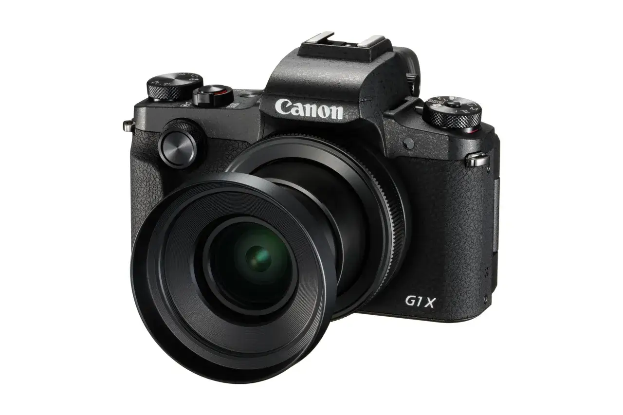 La fotocamera Canon G1X, con il suo obiettivo sporgente, pronta a catturare ogni dettaglio.