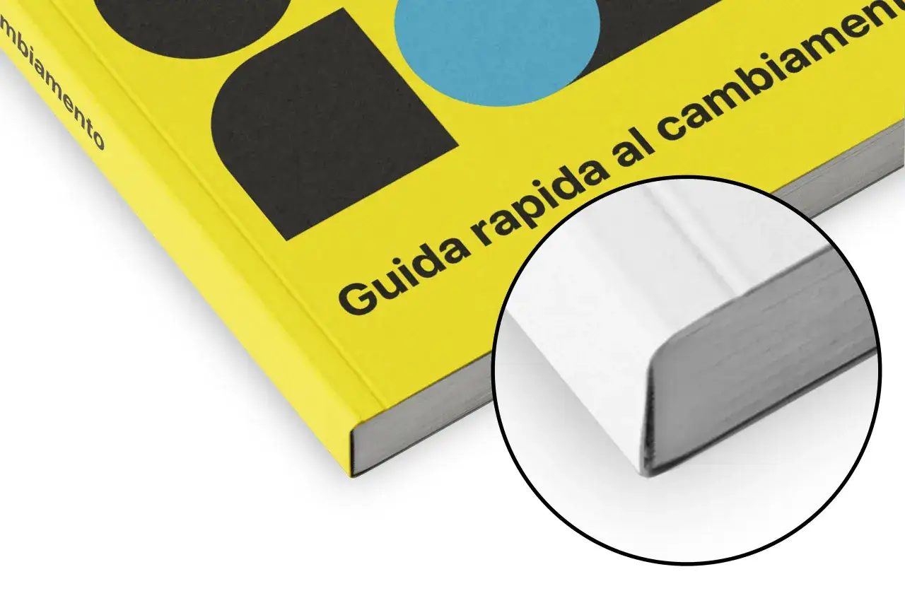 Un livre jaune vif avec des formes noires et bleues, idéal pour imprimer un livre en petite quantité. Gros plan sur la tranche des pages.