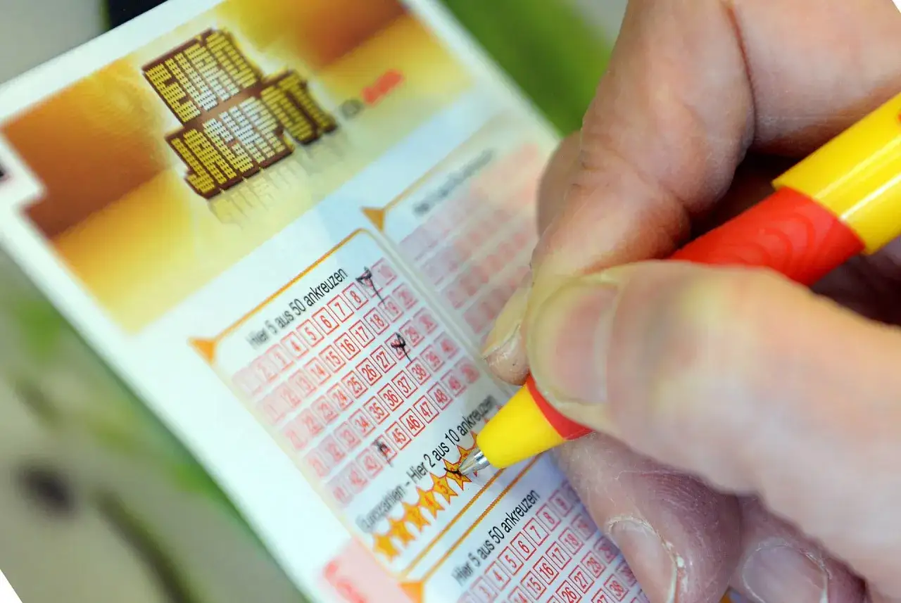 Dłoń z długopisem zaznacza liczby na kuponie Eurojackpot. Czy to początek historii o eurojackpot wygrana w polsce?