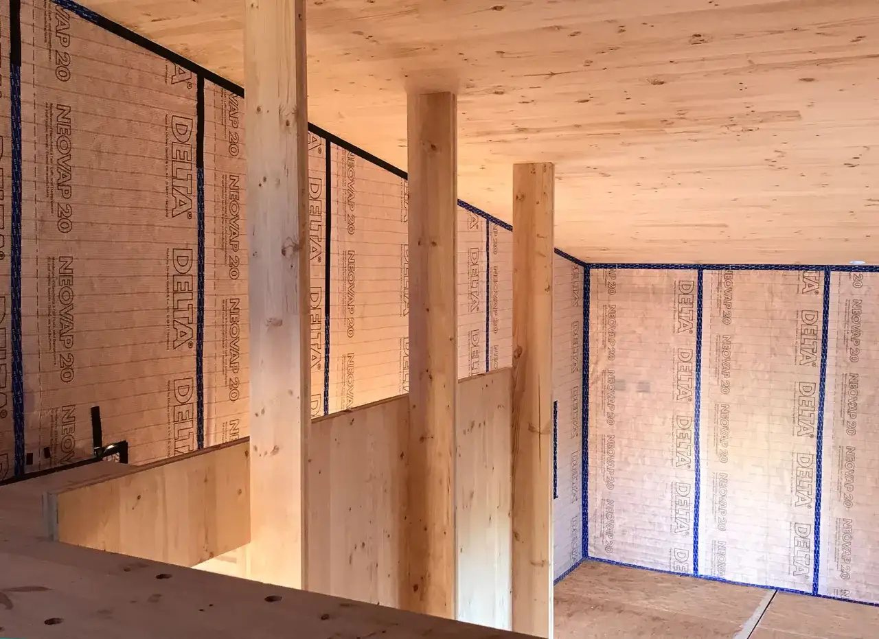 Estructura de madera de casas canadienses en construcci&oacute;n, con paneles de aislamiento Neovap 20 Delta.