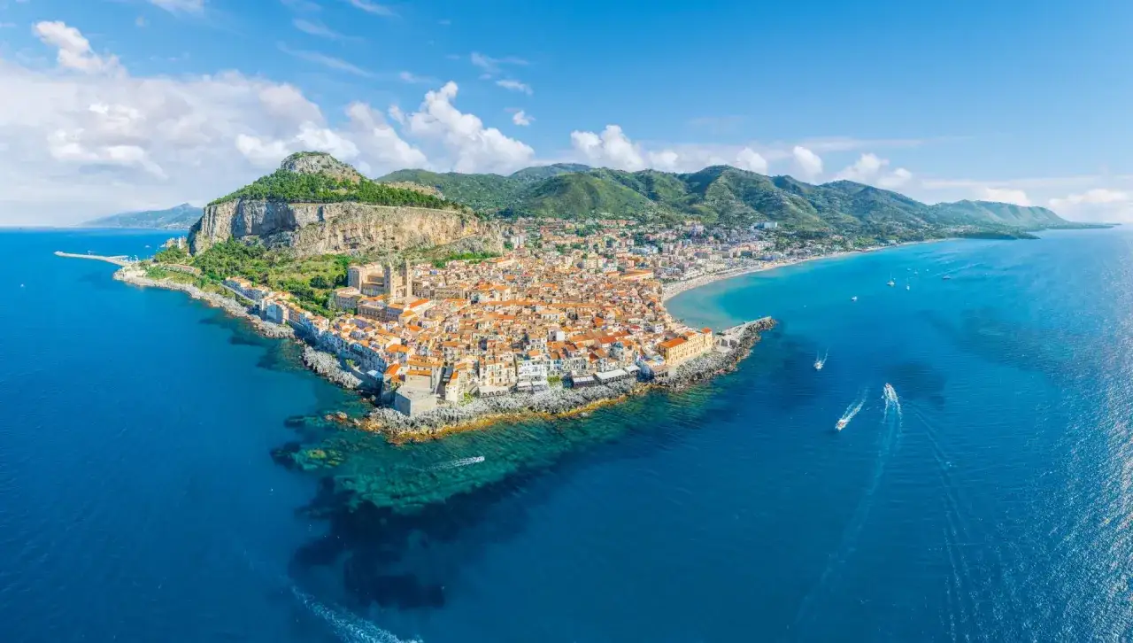 Traumhafte K&uuml;stenstadt Cefal&ugrave; auf Sizilien. Perfekte sizilien urlaub tipps f&uuml;r Sonnenanbeter & Kulturfans. Blaue Adria, Berge & historische Geb&auml;ude.