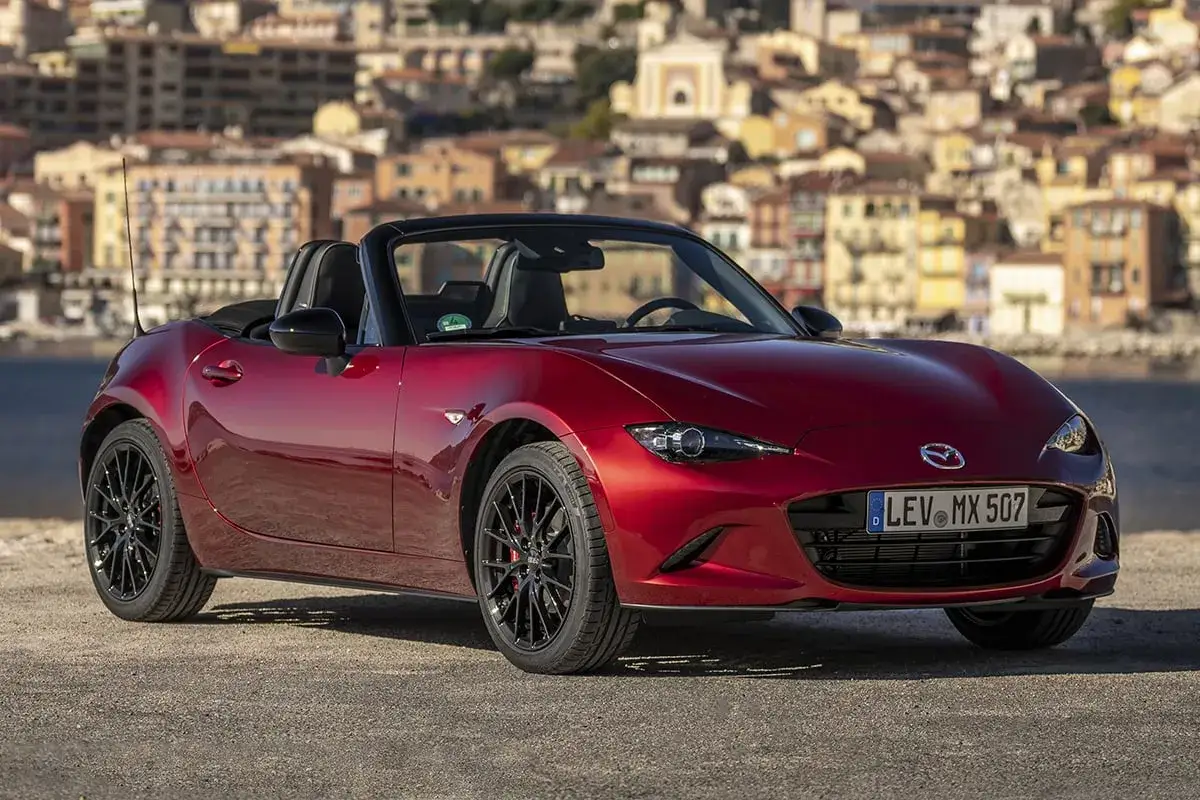 Un Mazda MX5 rojo descapotable, ideal para disfrutar de la carretera. Las **mazda mx5 opiniones** suelen destacar su agilidad y dise&ntilde;o.