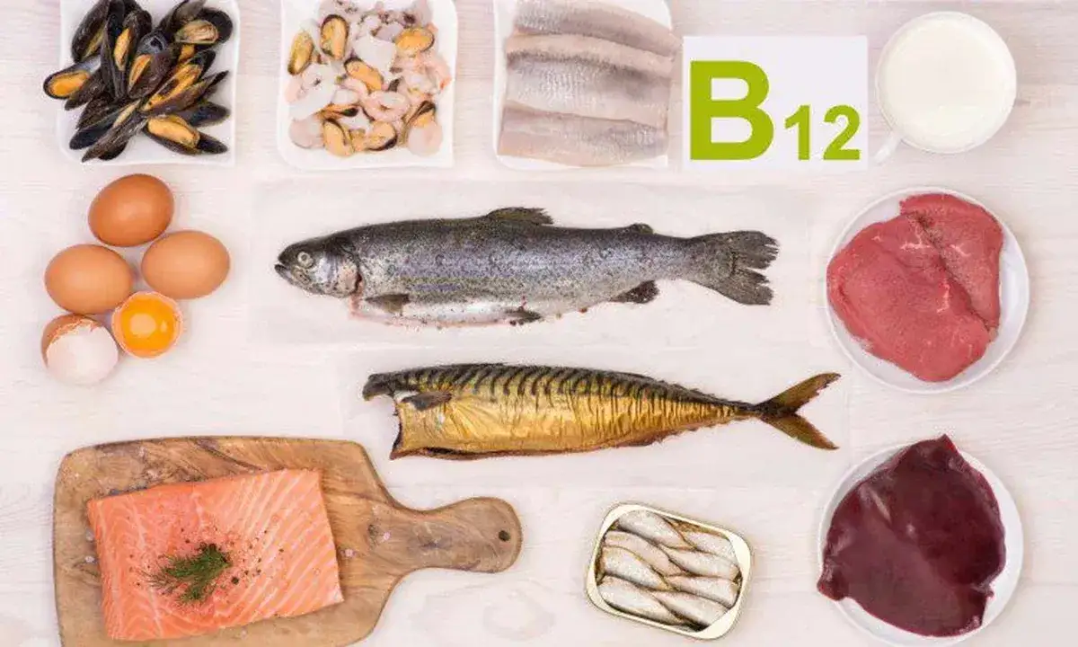 r&oacute;żne produkty spożywcze bogate w witaminę B12