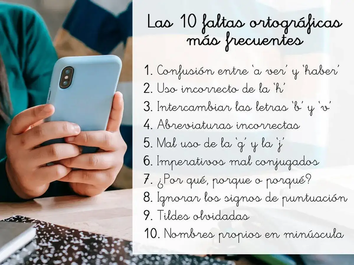 Manos sujetan un m&oacute;vil azul. La pantalla muestra 