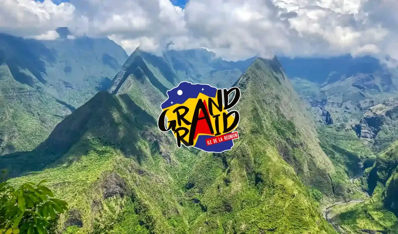 Paesaggio montuoso verdeggiante con nuvole, logo