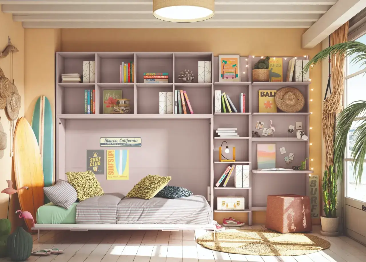 Habitaciones juveniles modernas con temática playera: cama, estanterías llenas de libros y objetos decorativos, tablas de surf y flamencos.
