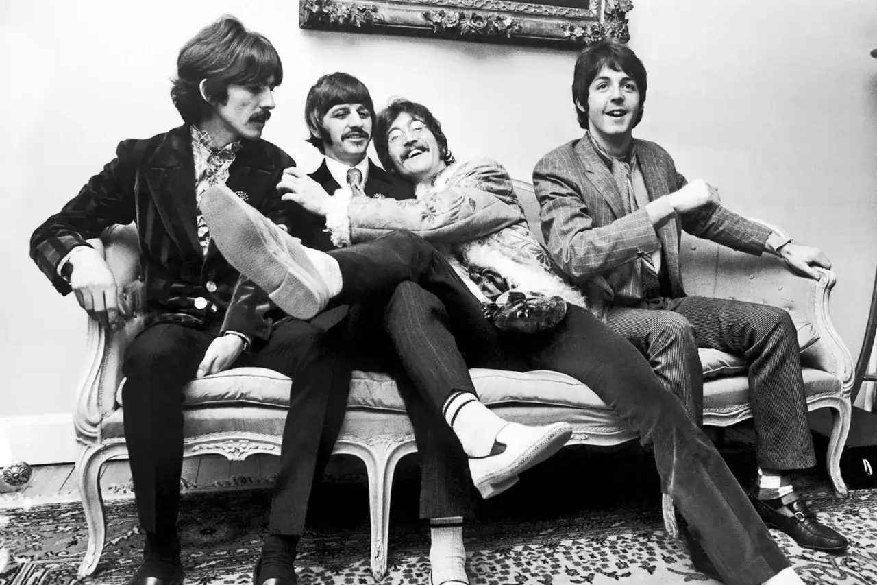 Die Beatles auf einem Sofa, ihre Musik hat eine tiefe rocken bedeutung für Generationen.