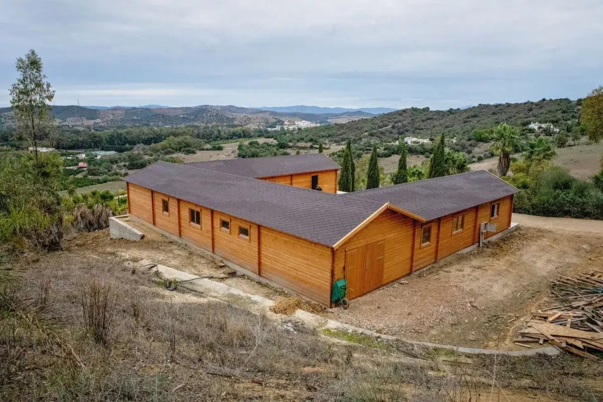 Edificio de madera en terreno no urbanizable, ideal para proyectos rurales o de ocio.