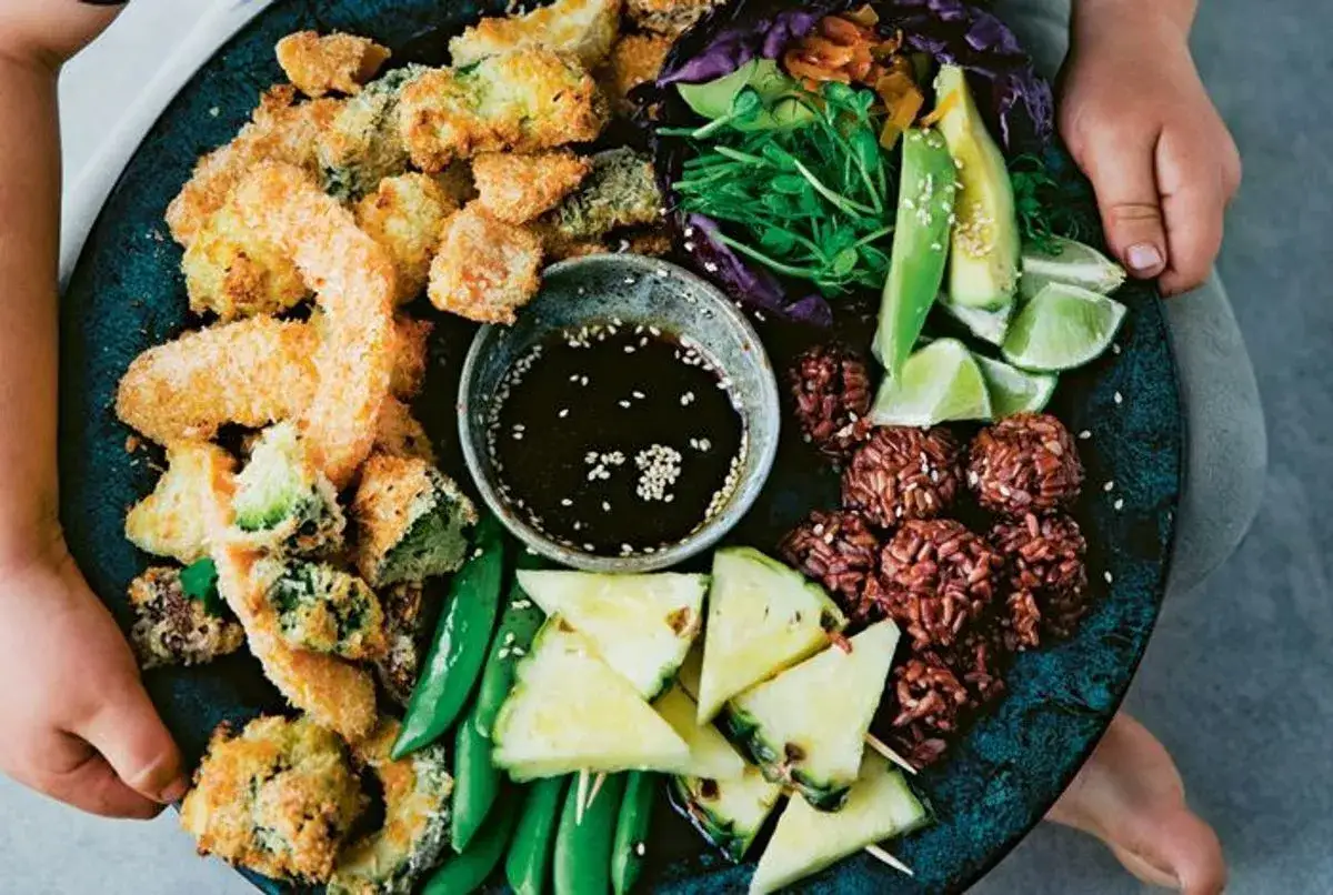 Assiette colorée avec tempura de légumes croustillante, riz brun, ananas frais, pois mange-tout et sauce soja. Un délice visuel et gustatif !