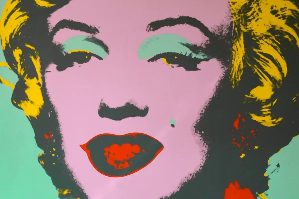 Ikona pop artu Andy Warhol w żywych kolorach. Marilyn Monroe z r&oacute;żową twarzą, ż&oacute;łtymi włosami i czerwoną szminką.
