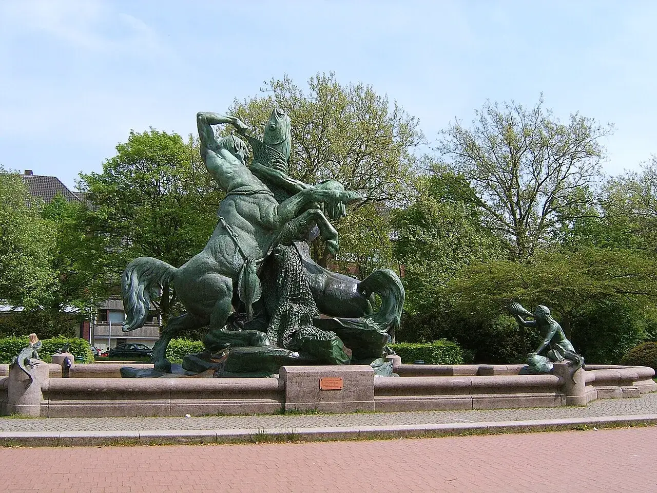 Brunnen am Platz der Republik Hamburg mit k&auml;mpfenden Pferden und Meereswesen.