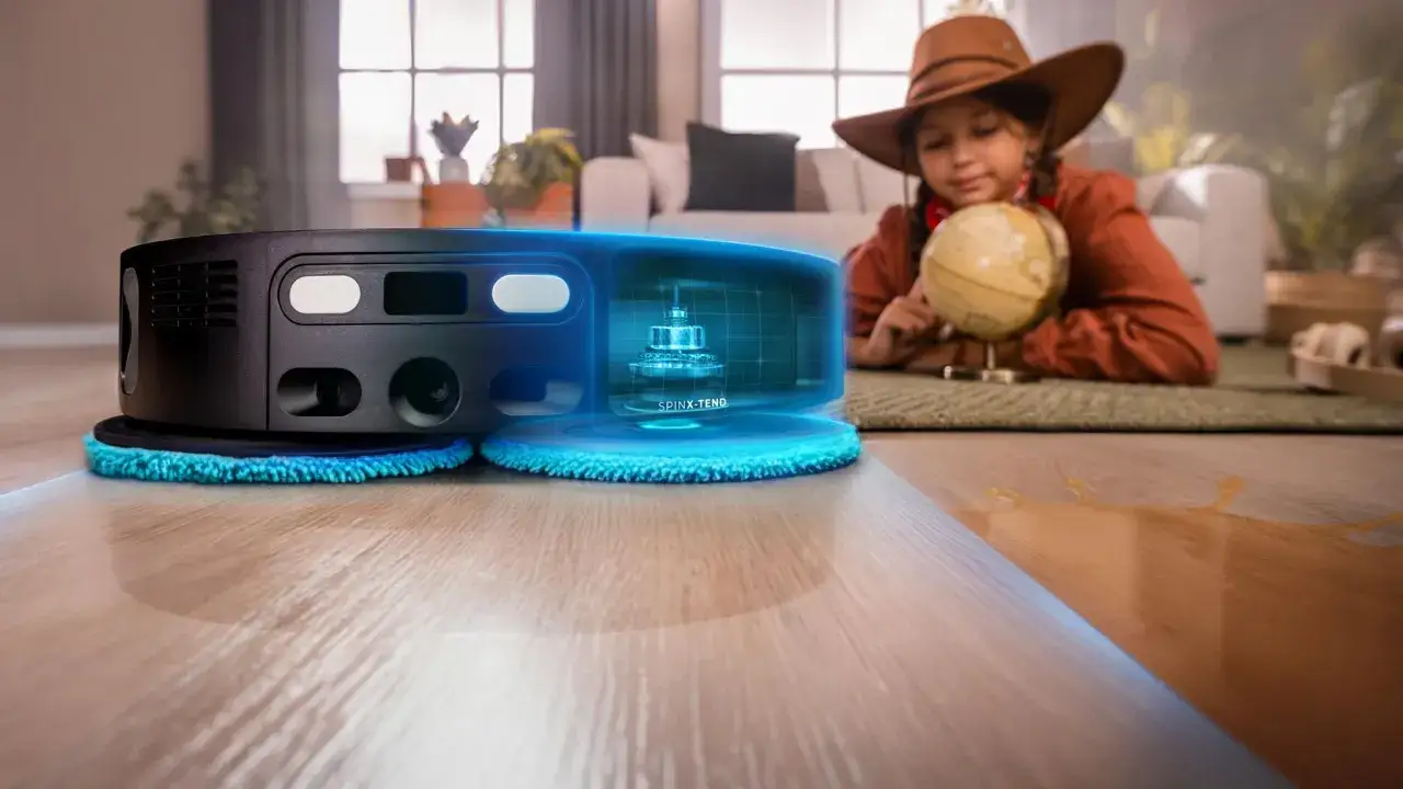 Aspiradora robot conga 2490 limpiando un derrame. Una ni&ntilde;a con sombrero de exploradora mira un globo terr&aacute;queo.