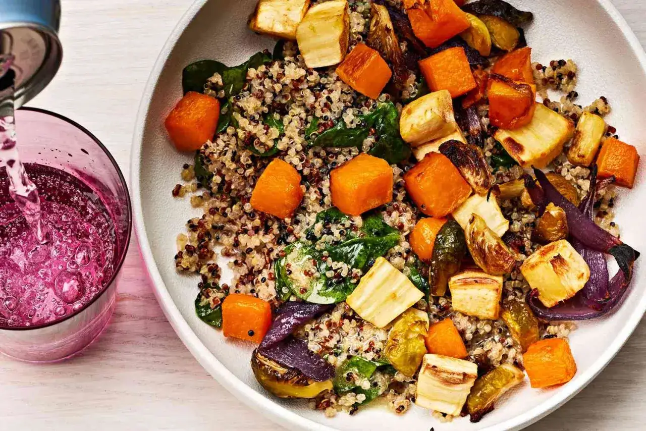 Bunte Quinoa-Bowl mit geröstetem Gemüse und Spinat – eine leckere Idee für proteinreiche Rezepte.