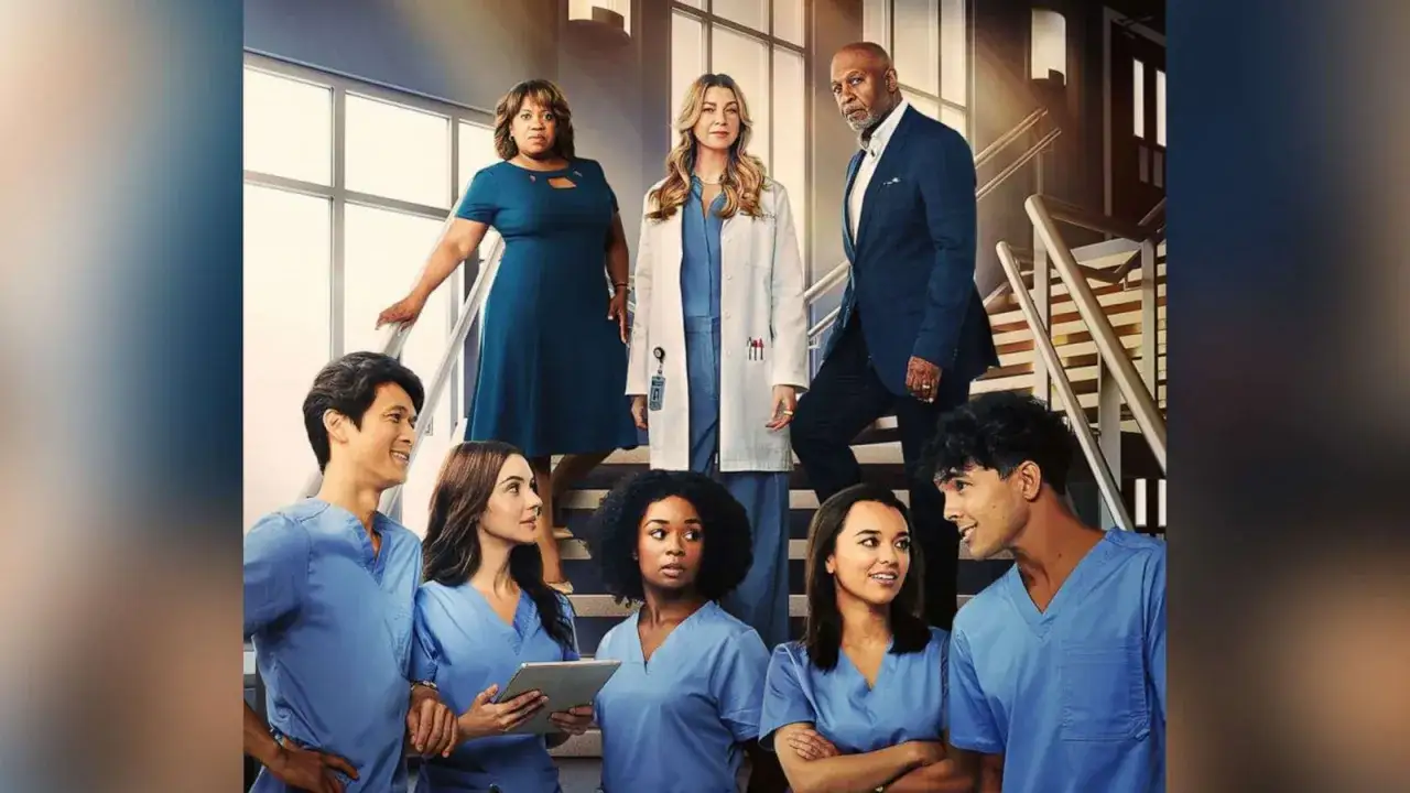 Chirurdzy obsada na schodach szpitala. Wśród nich Meredith Grey w białym kitlu, szefowie i młodzi rezydenci.