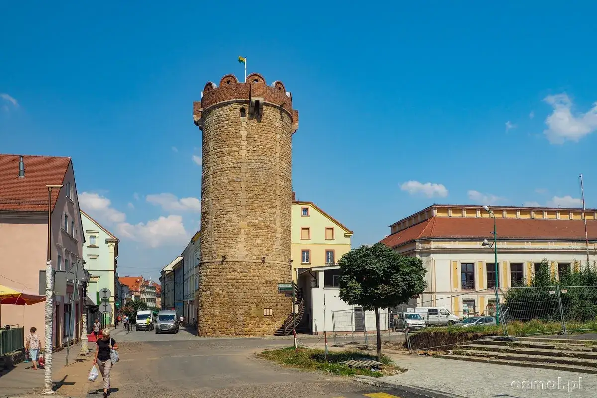 Wieża obronna i kolorowe kamienice tworzą malowniczy krajobraz. Złotoryja atrakcje zachęcają do spaceru.