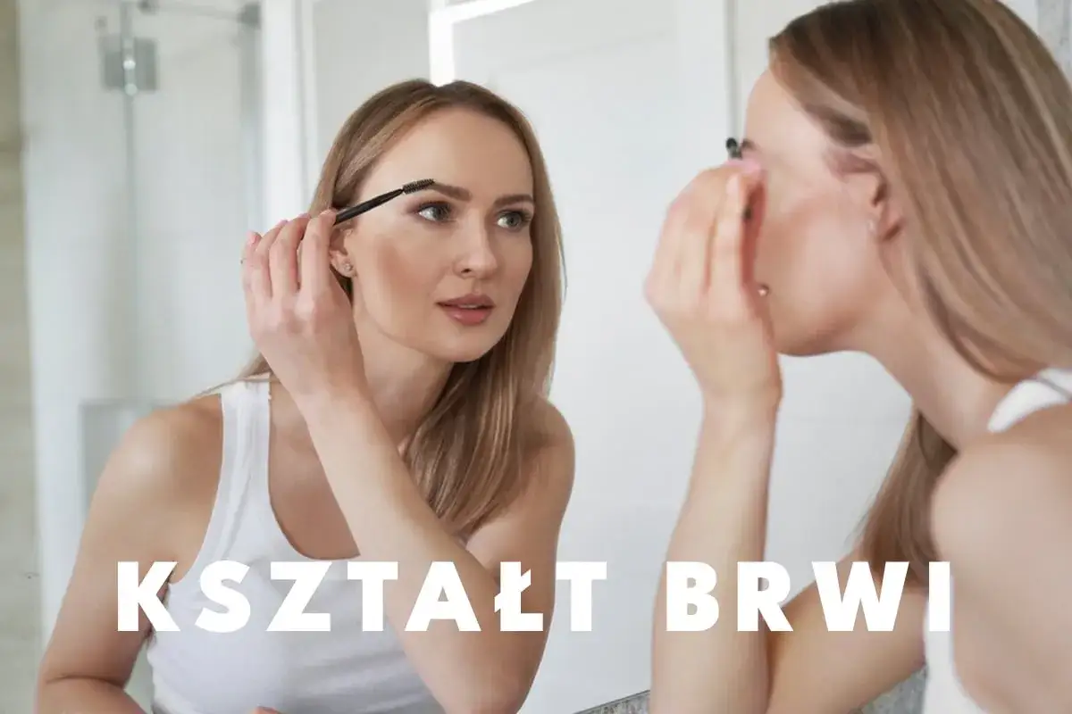 Kobieta w łazience poprawia makijaż, skupiając się na idealnej geometrii brwi.